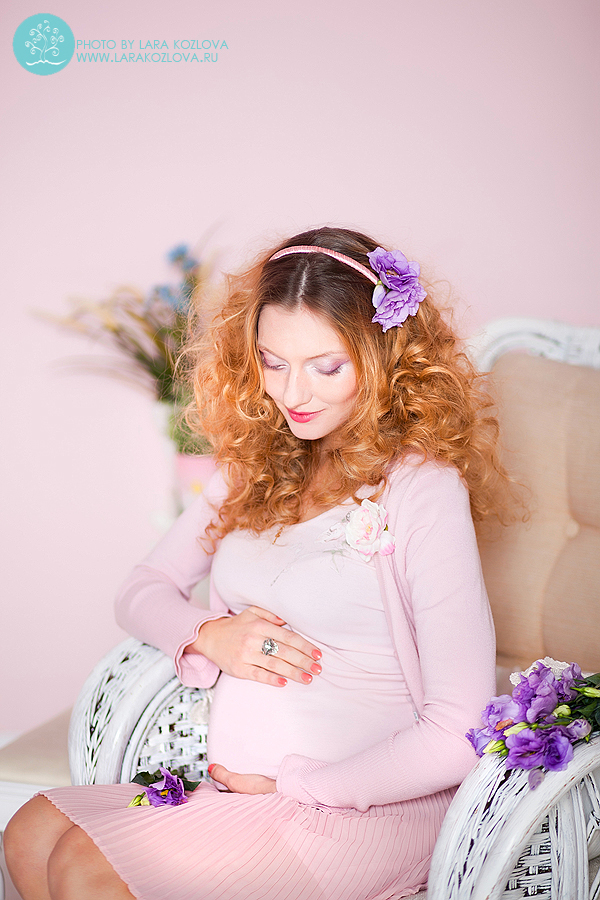 нежная студийная фотосессия в розовых тонах для будущей мамы 