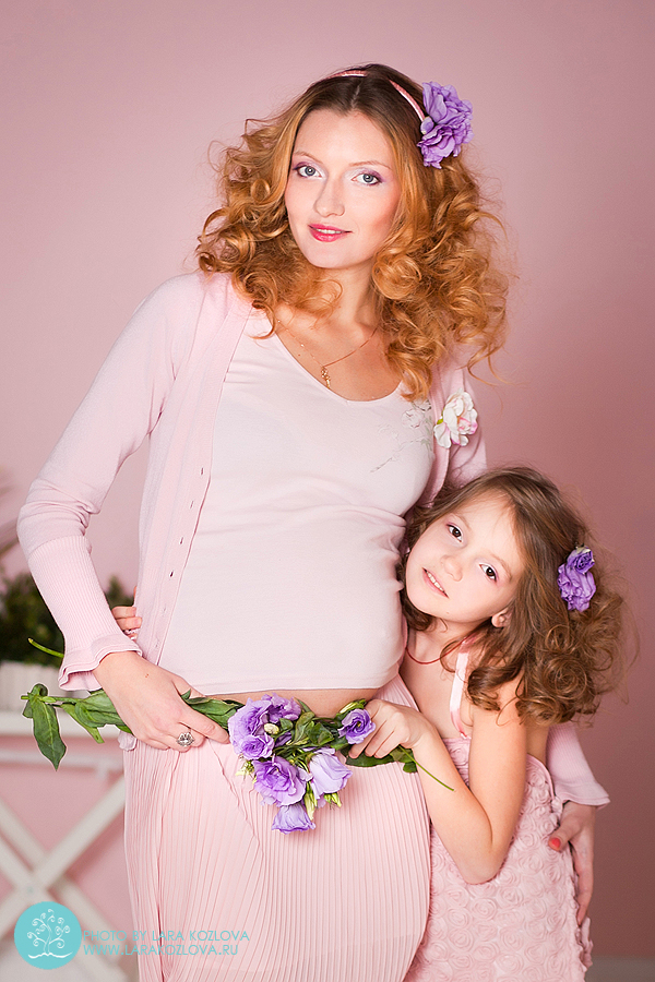 нежная студийная фотосессия в розовых тонах для будущей мамы 