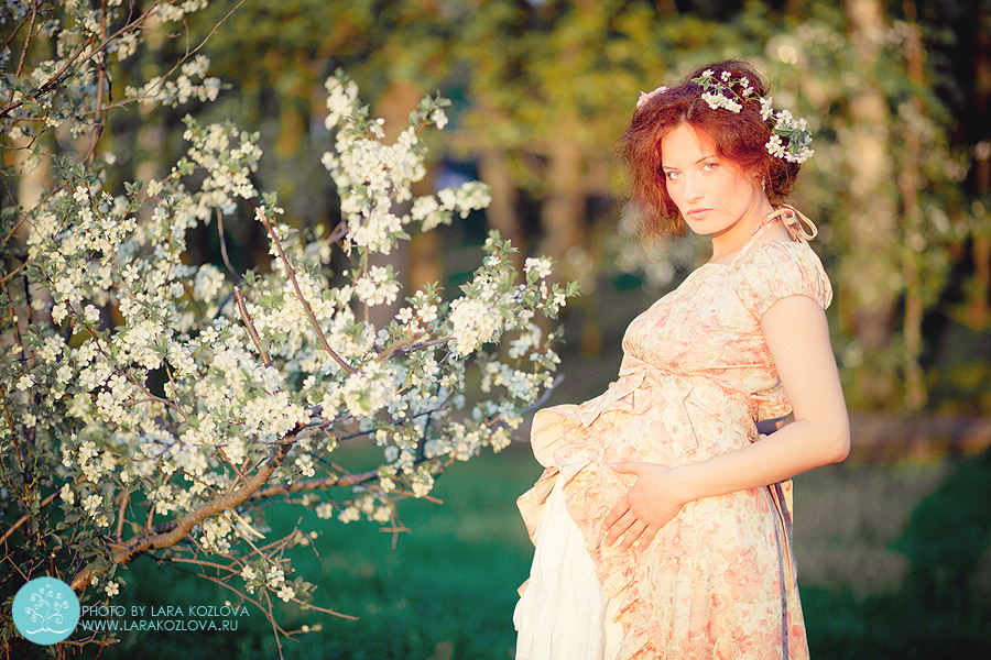 необычная беременная фотосессия в цветущем саду