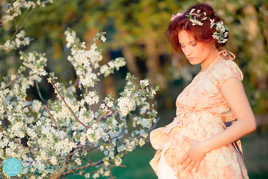 необычная беременная фотосессия в цветущем саду
