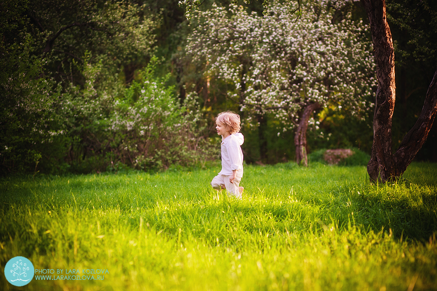 детская фотосессия в цветущем саду