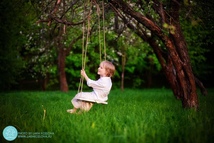 детская фотосессия в цветущем яблоневом саду